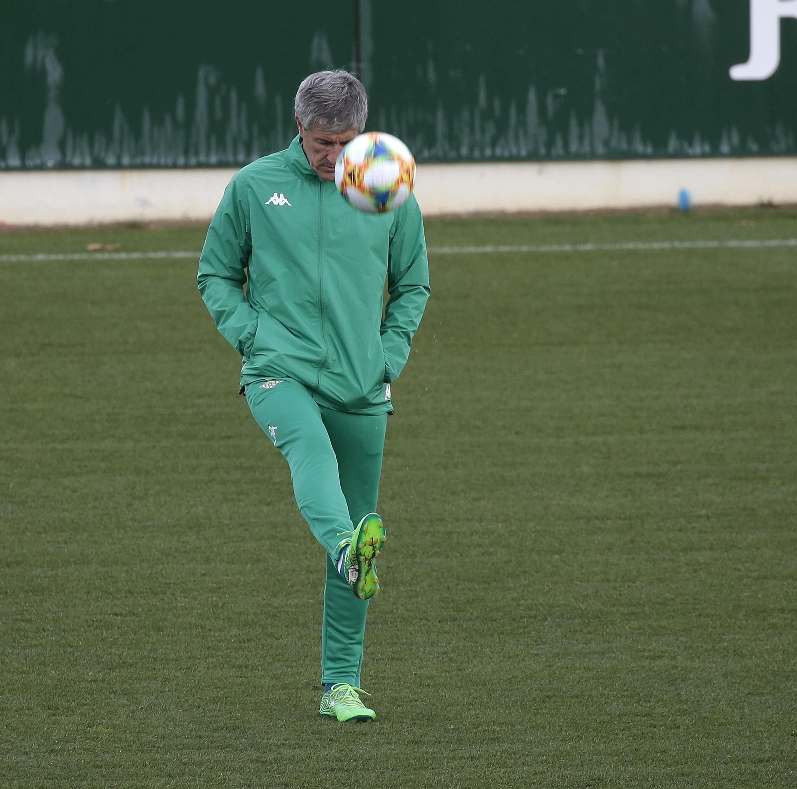 Quique Setién golpea el balón en el entrenamiento.