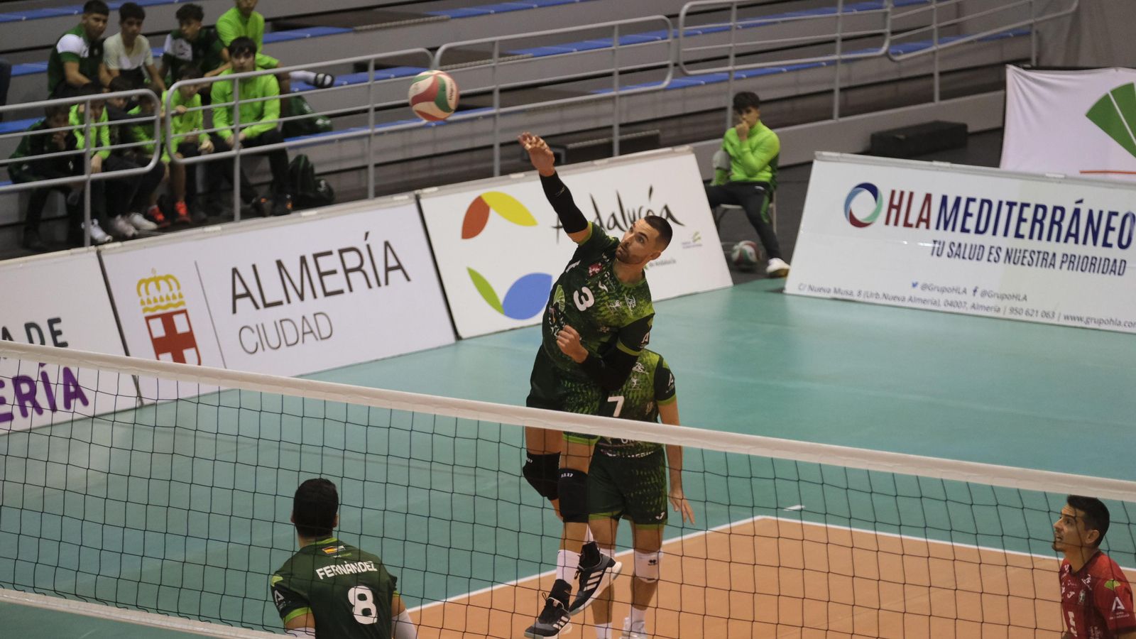 Un jugador del conjunto ahorrador realiza un remate durante un partido de esta temporada.