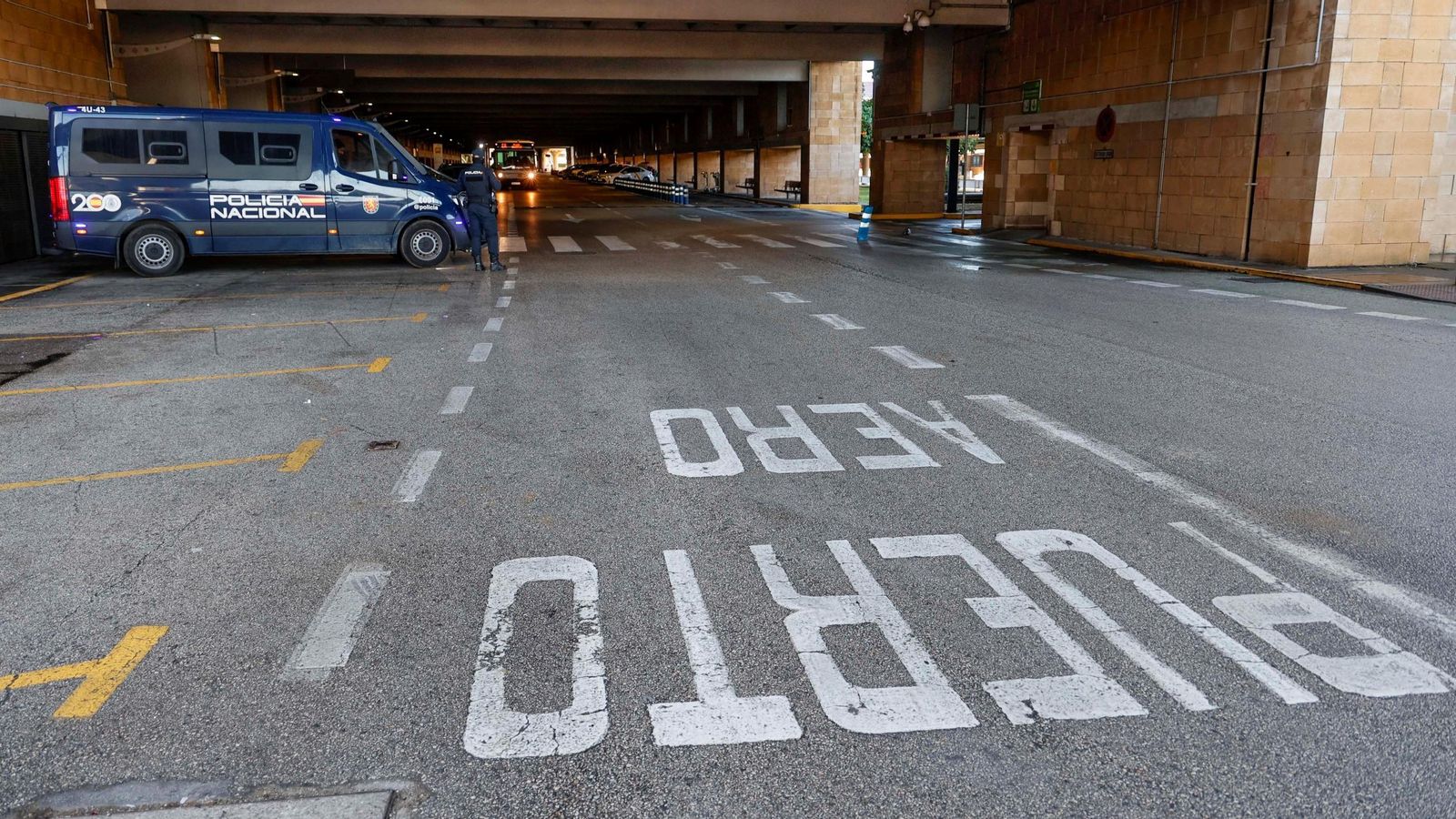 Policías en el túnel de llegadas del aeropuerto de San Pablo.