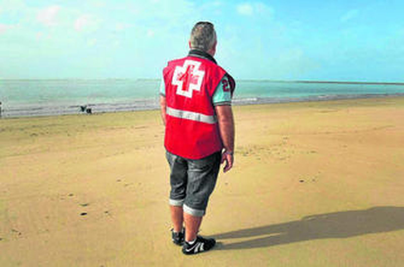 Paco Ruiz-Mateos en el lugar en el que apareció el primer cadáver, en la playa del Caracol, la mañana del 26 de octubre.