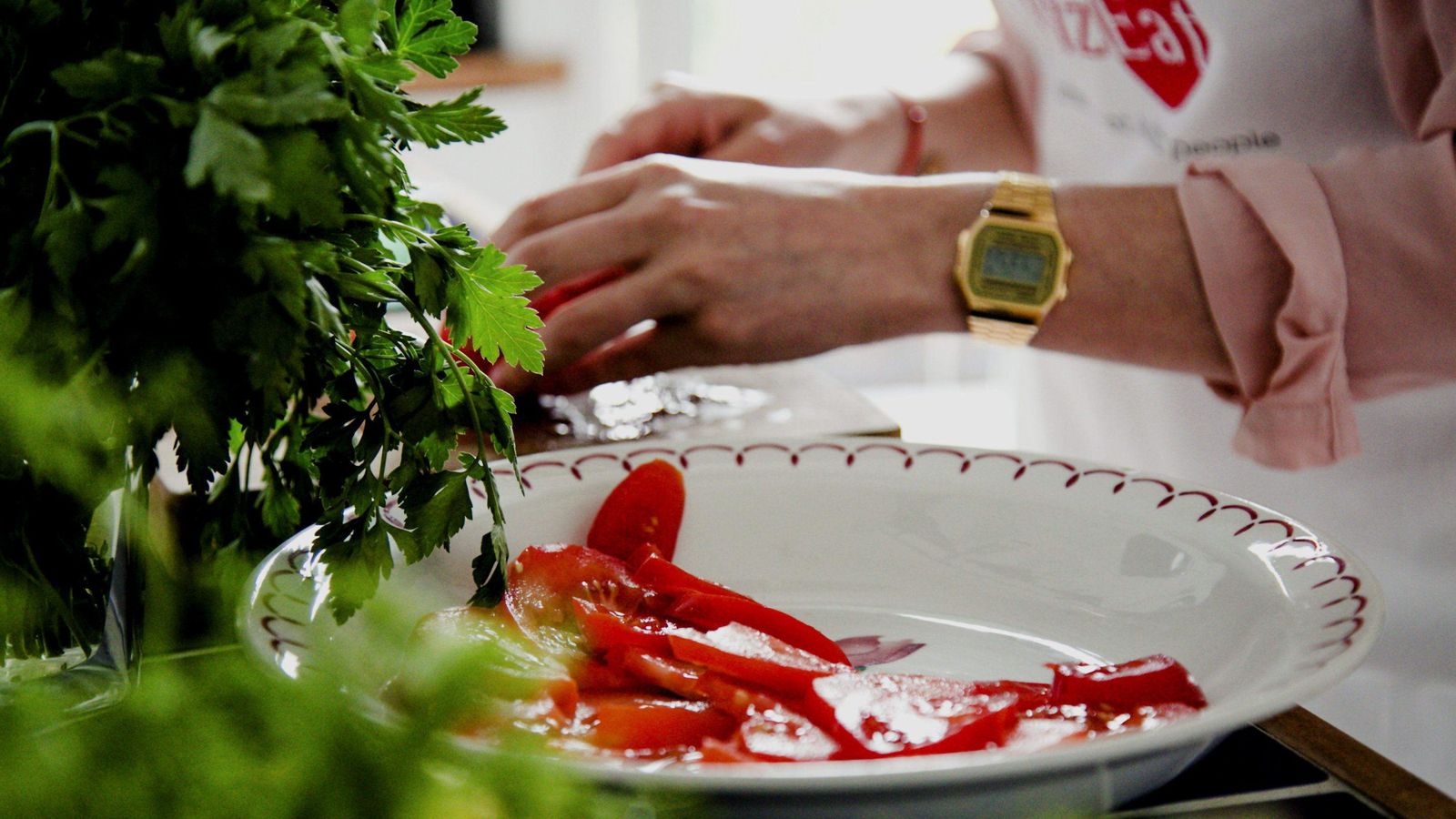 Cocinar en casa con los productos de la despensa.