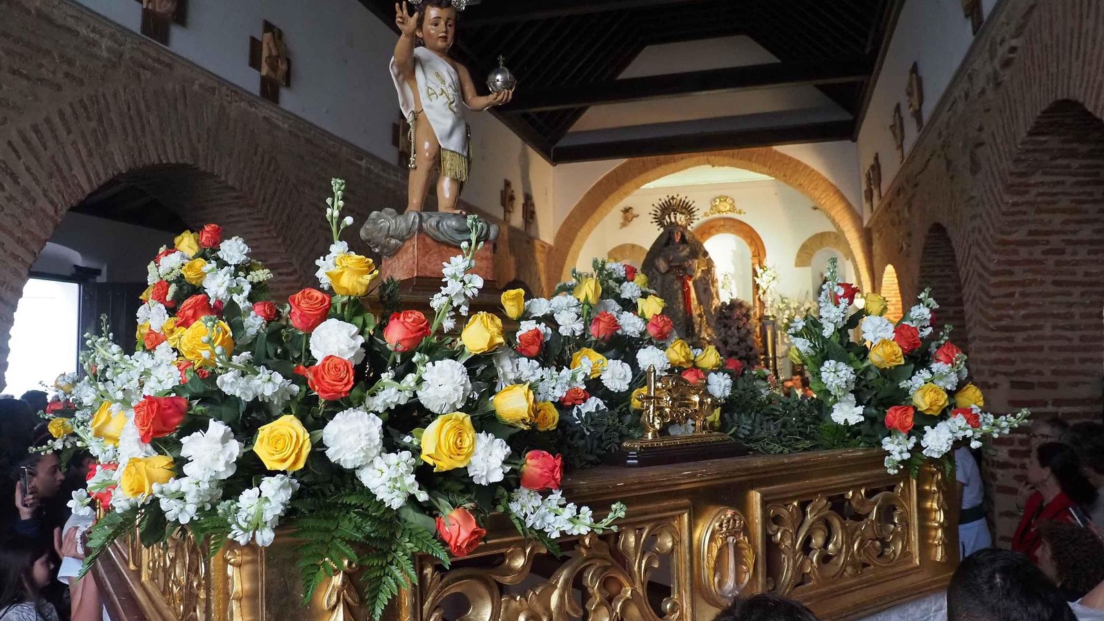 Momento en que ambas imágenes bailan en el interior de la parroquia redondelera