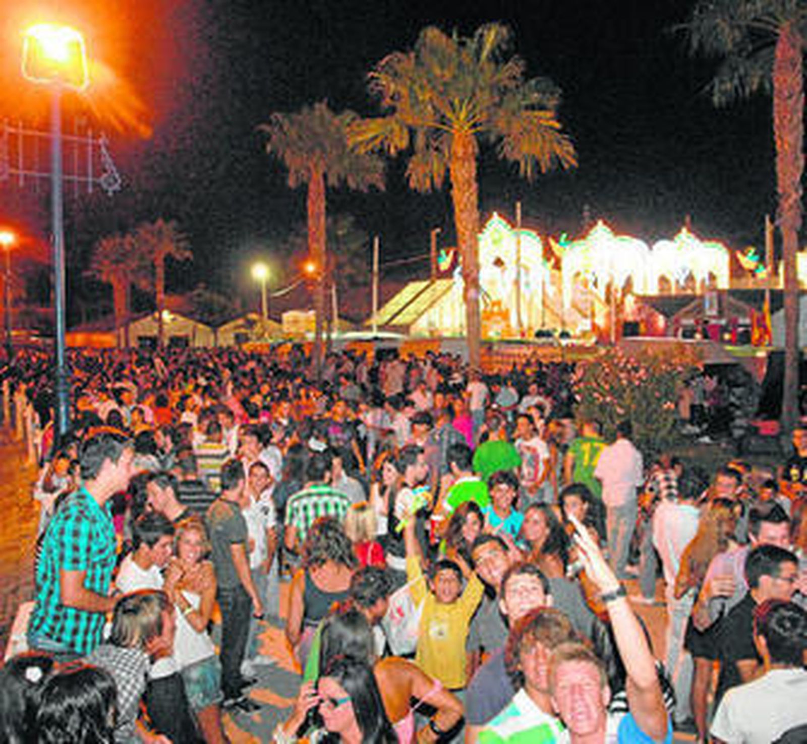 Aspecto que presentaba el viernes por la noche el paseo marítimo, con la Feria al fondo.