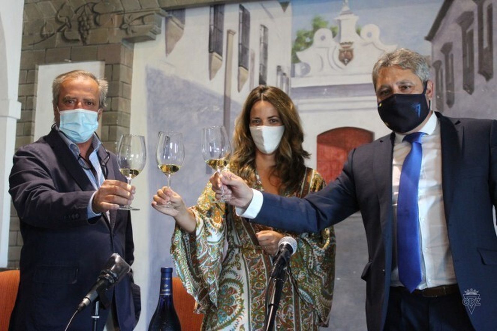 Rafael Hidalgo (i), Esther Gutiérrez y Pepe Mata brindan en las Bodegas Barbadillo.