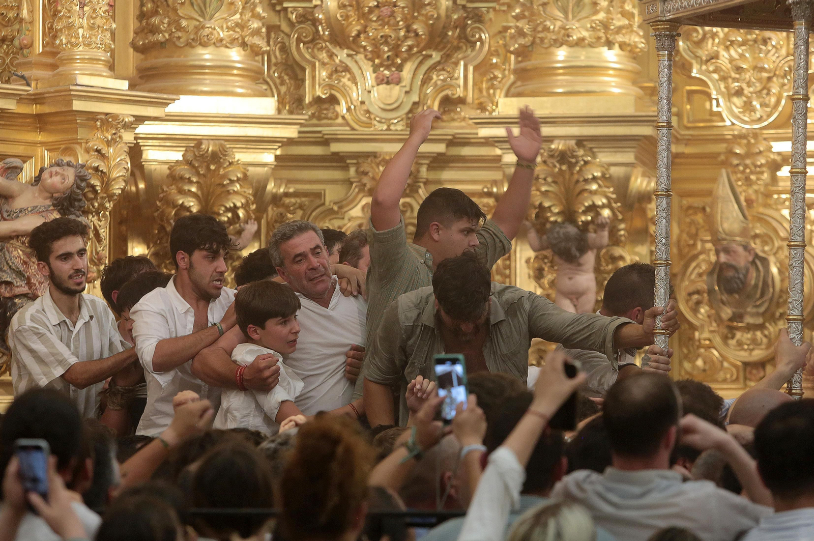 El Rocío 2023: Salto a la reja y procesión de la Virgen del Rocío en imágenes