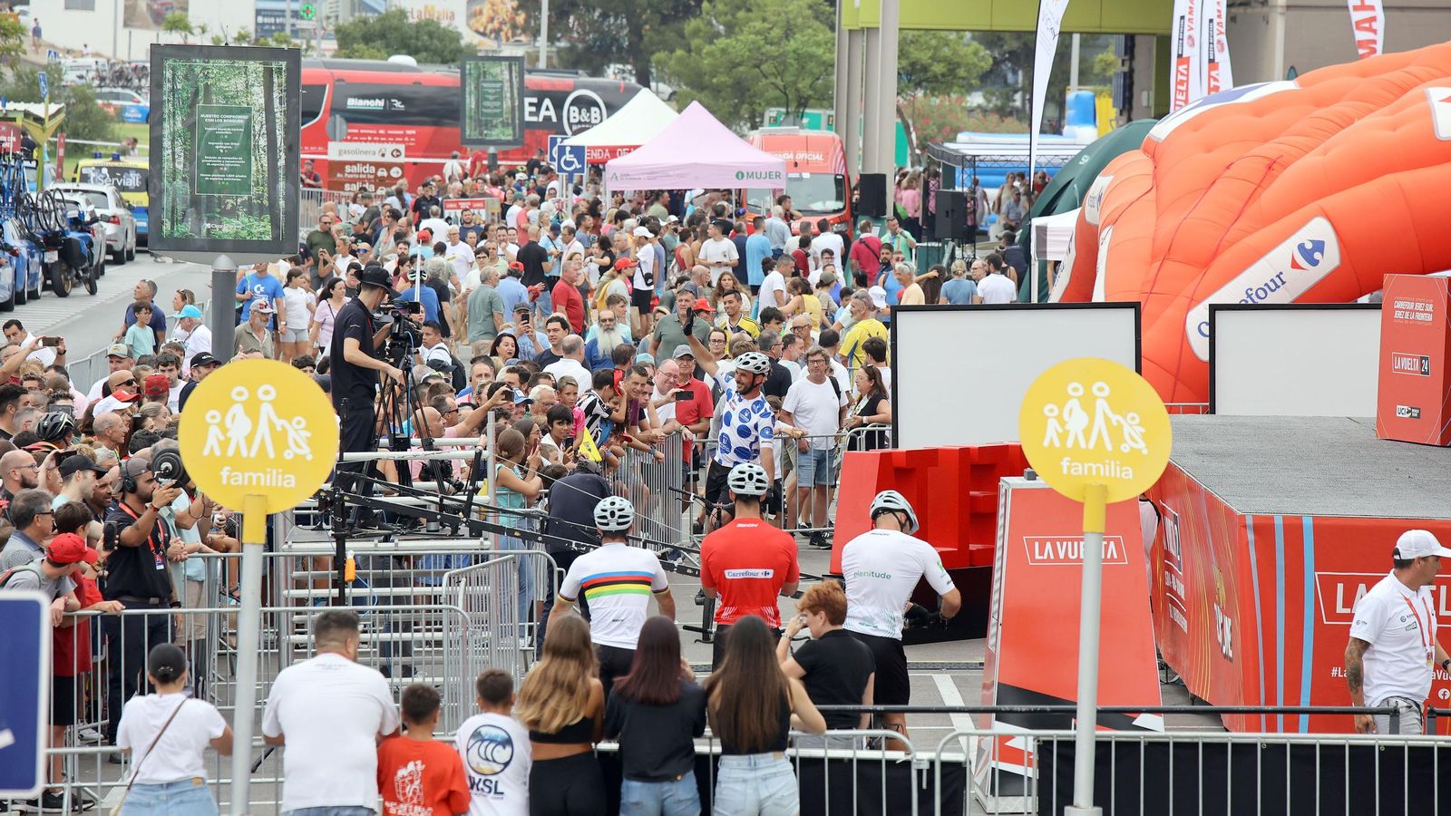 Así fue la salida de la Vuelta España desde Carrefour Sur en Jerez