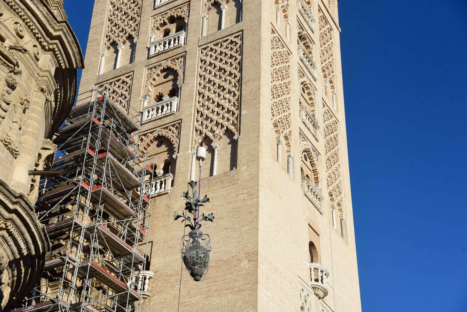 La retirada de las jarras de las azucenas de la Giralda, en imágenes
