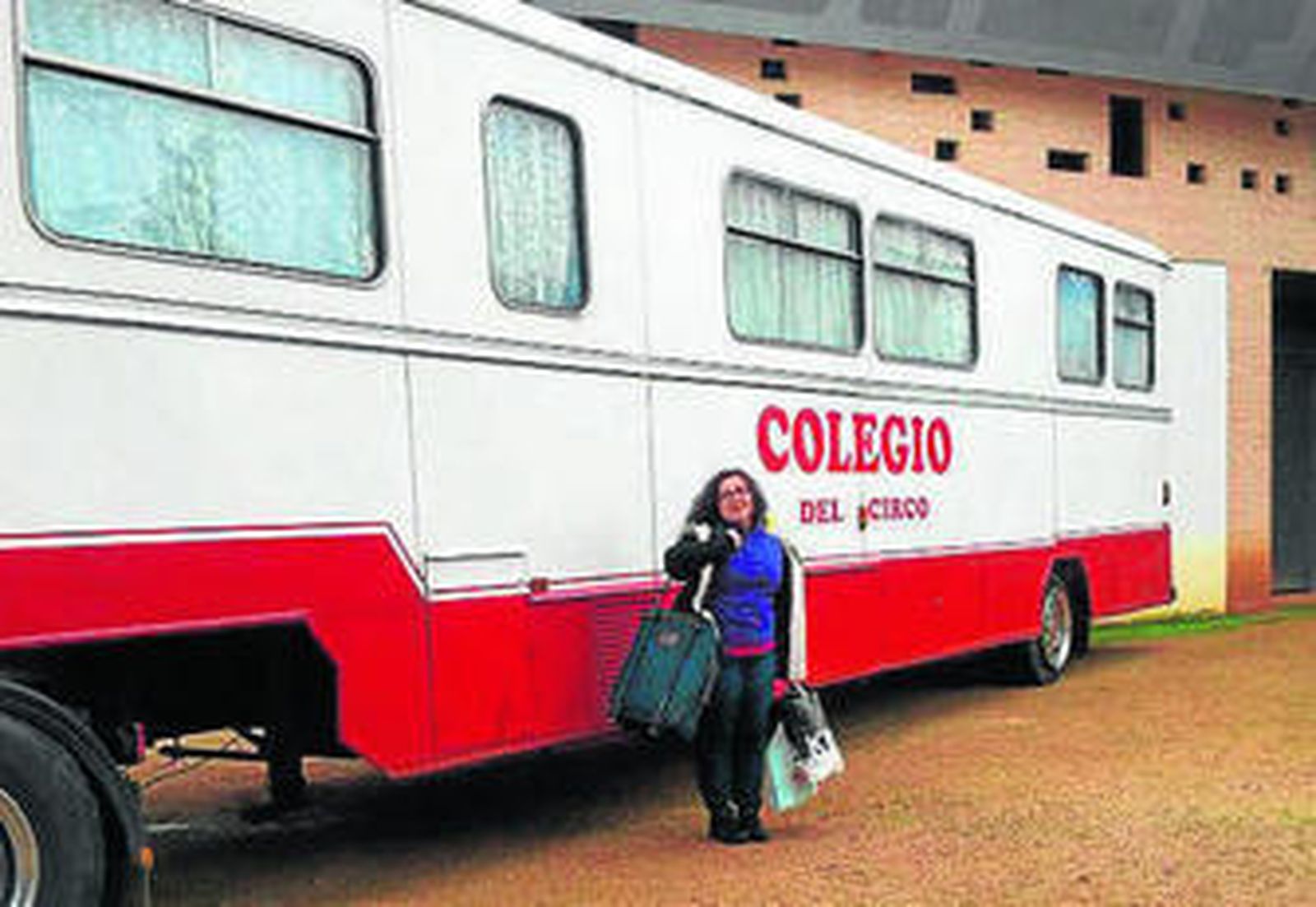 María José Peña posa delante de la caravana convertida en el colegio del Circo Italia.