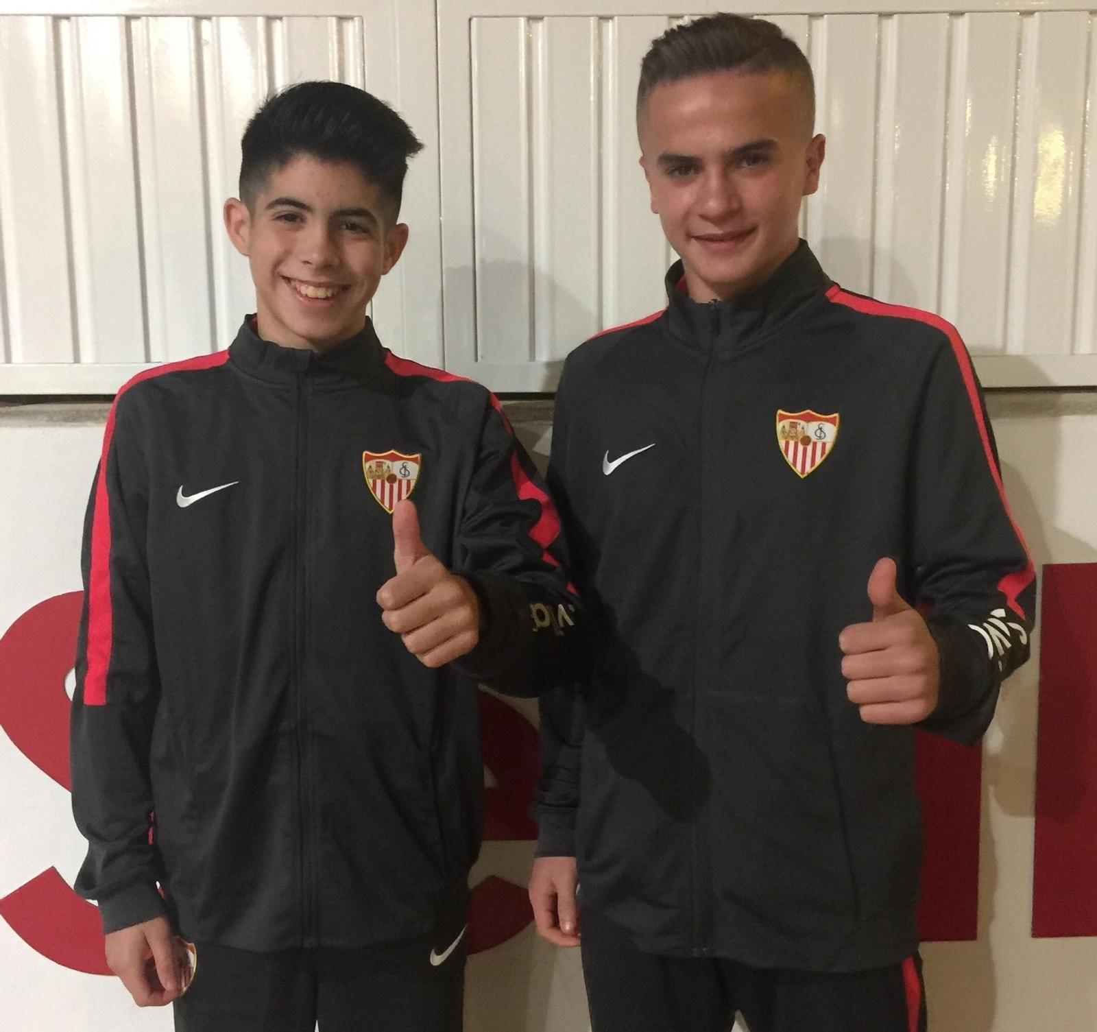 Hugo Lozano y Antonio Cordero, futbolistas del Sevilla infantil.