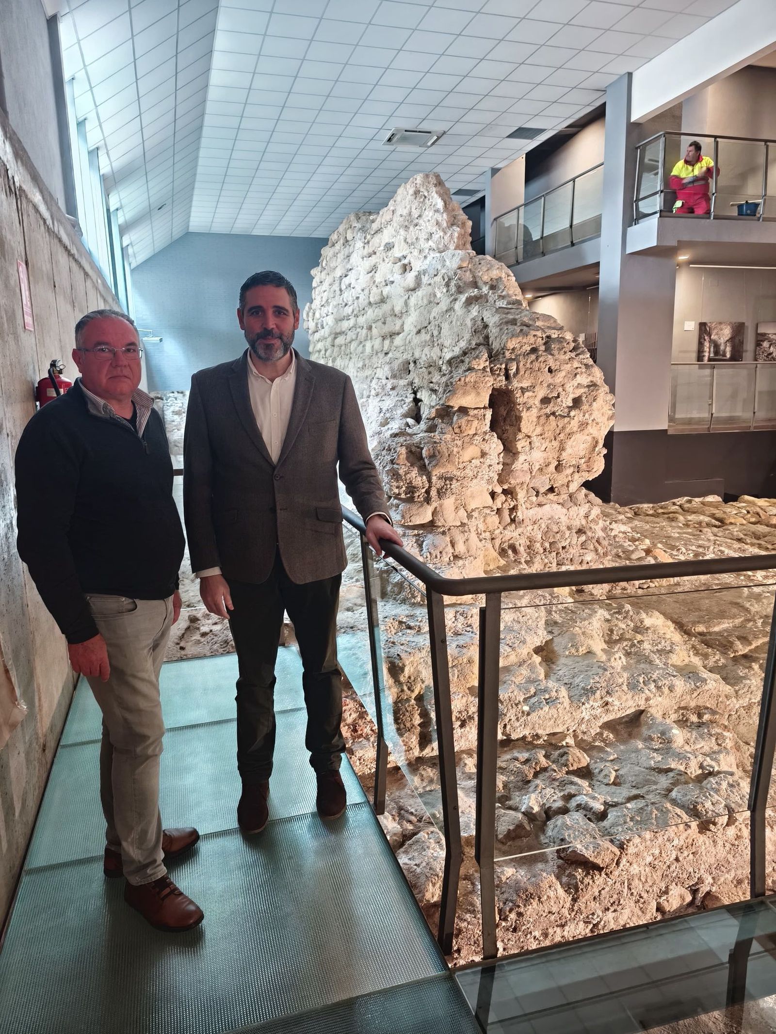 Restos de la muralla medieval en el yacimiento Puerta de Almería.