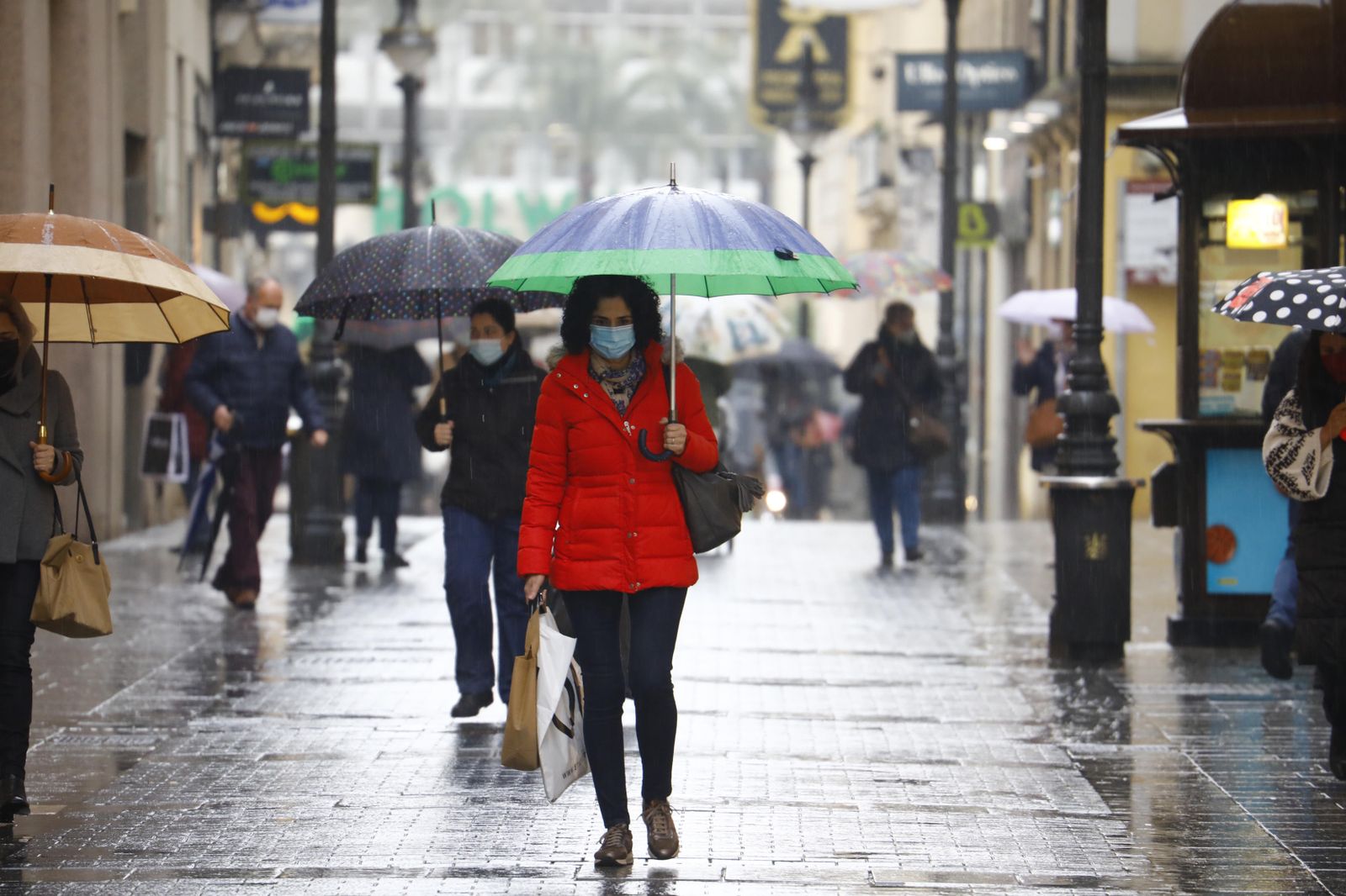 Fotografías: La lluvia protagoniza en Córdoba el inicio del cierre perimetral