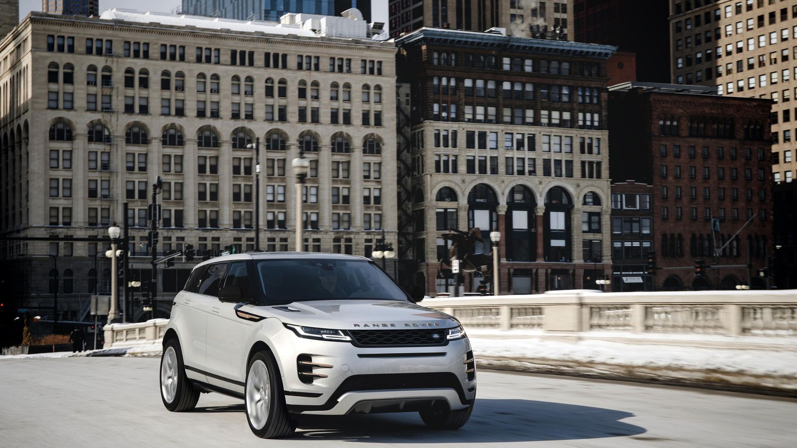 El Range Rover Evoque Nolita Edition tiene llantas de 20", un techo panorámico fijo, alfombrillas de moqueta de alta calidad, estribos iluminados o faros LED.