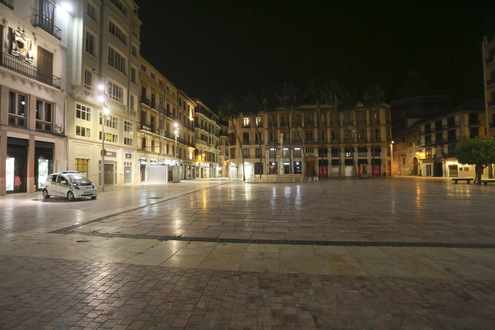 El coronavirus dibuja una noche desierta en el centro de Málaga, en fotos