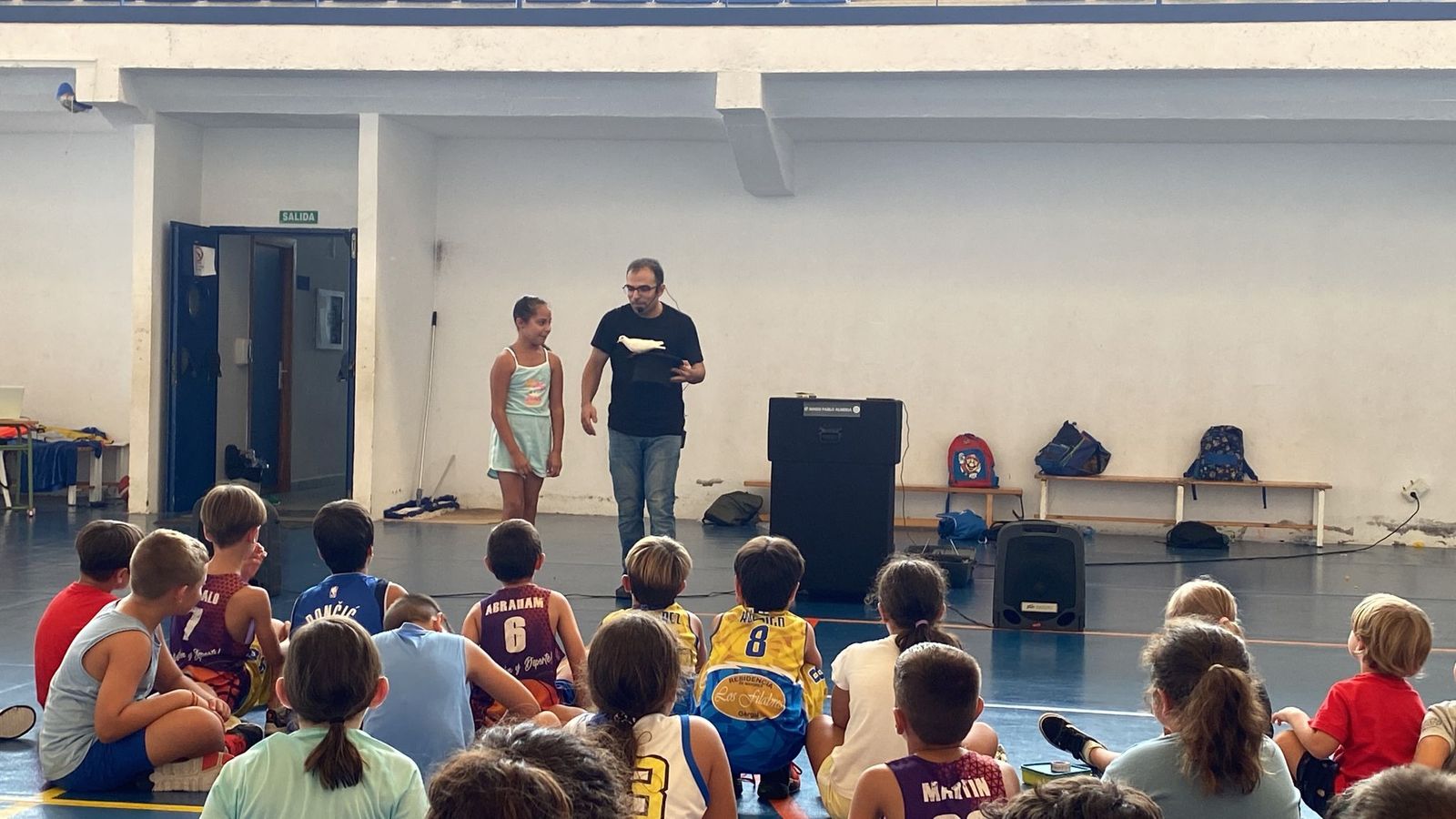 Actuación del mago Pablo durante el V campus de verano del CB La Mojonera.