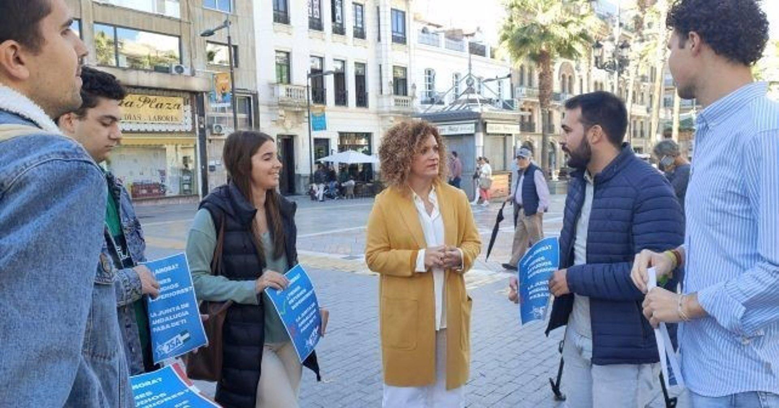 El secretario general de Juventudes Socialistas de la provincia de Huelva, Javier Huete, y otros miembros de Juventudes con la secretaria general del PSOE de Huelva, María Eugenia Limón.