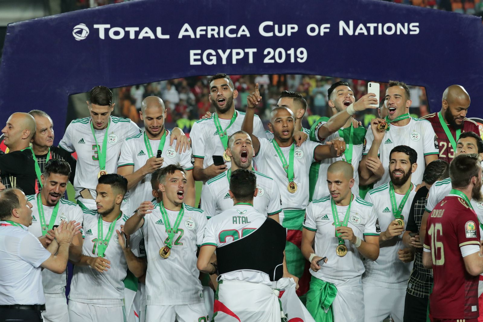 Los jugadores argelinos celebran el título.