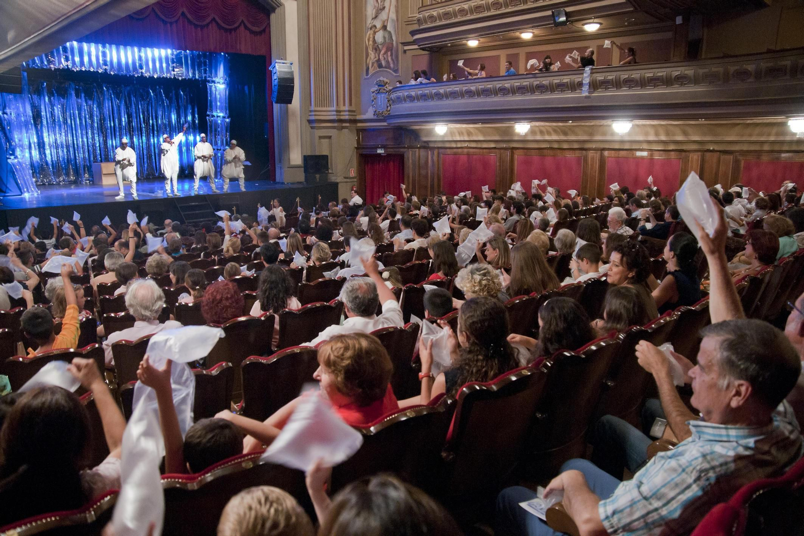 El clan Aragón hace reír con la moderna y musical 'Aire'