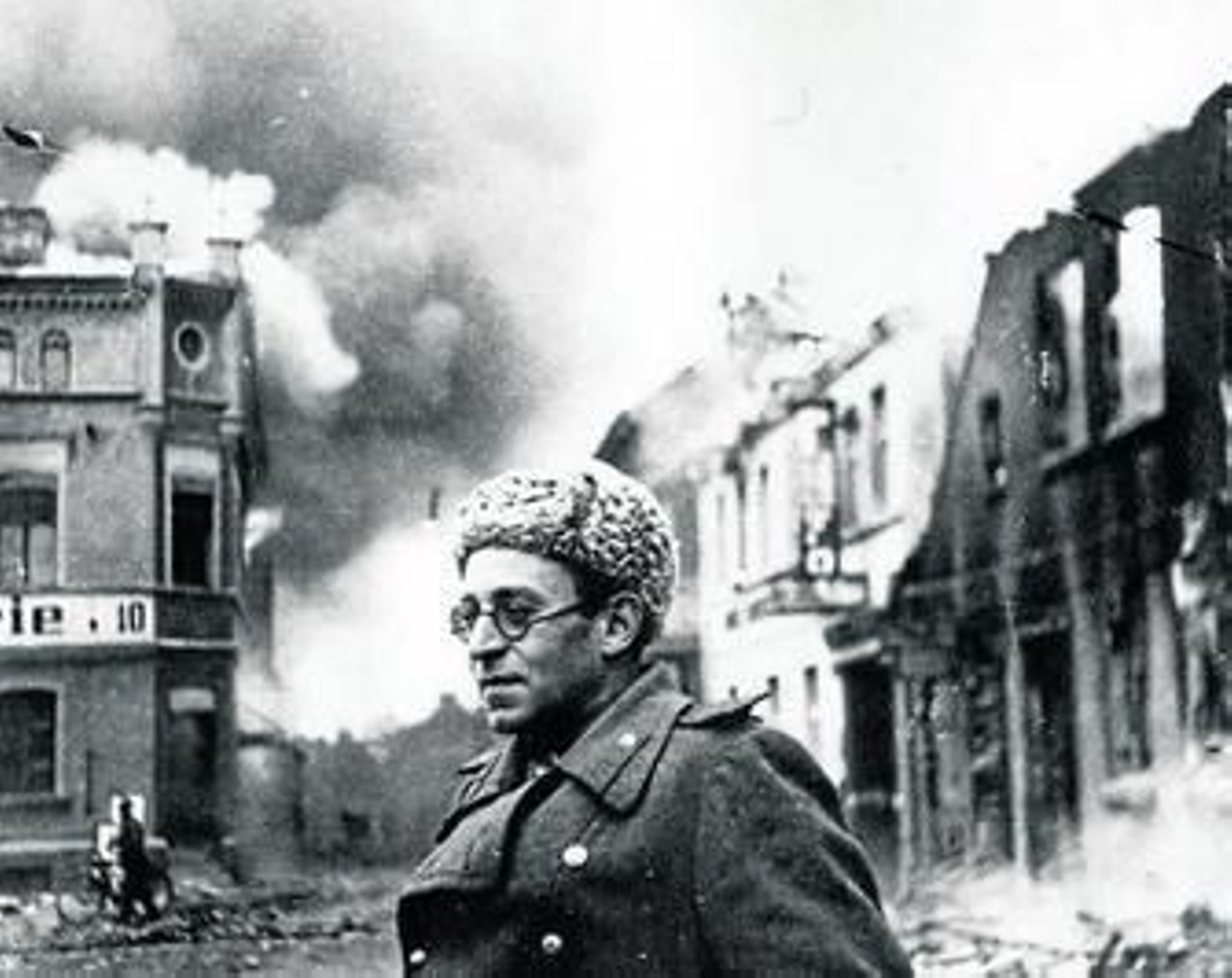 Vasili Grossman en Schwerin, Alemania, con el Ejército Rojo (1945).
