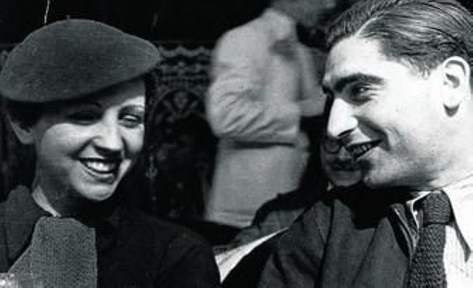 Imagen de archivo de Gerda Taro y Robert Capa, un apasionado idilio que forma parte de la historia de la fotografía.