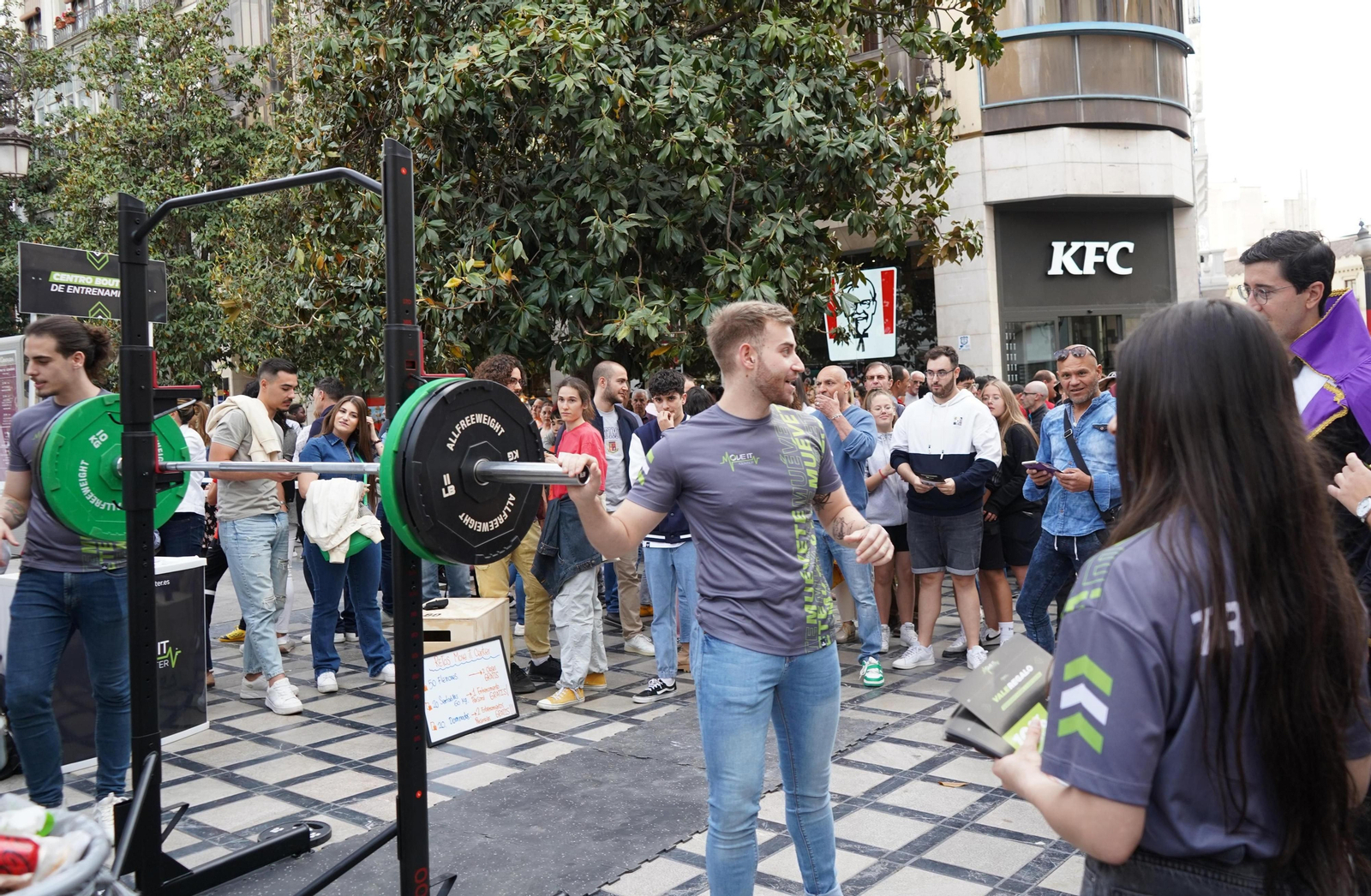 Las mejores fotos de la Noche en Blanco de Granada: del concierto de Xoel López a partidos de baloncesto