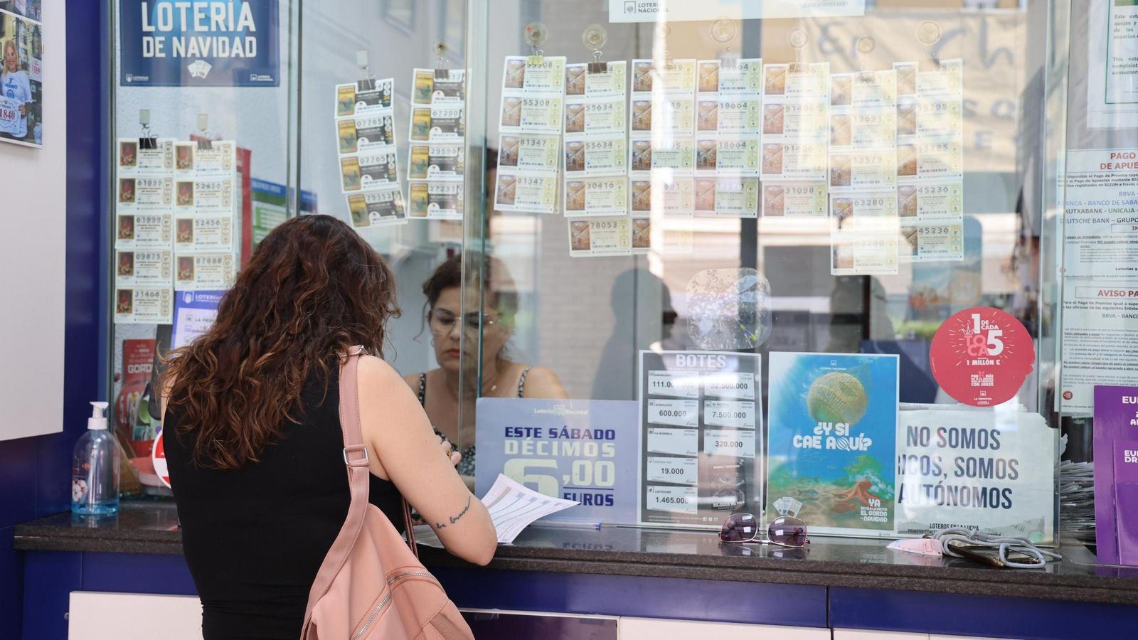 Mari Ángeles Medrano vendiendo un décimo
