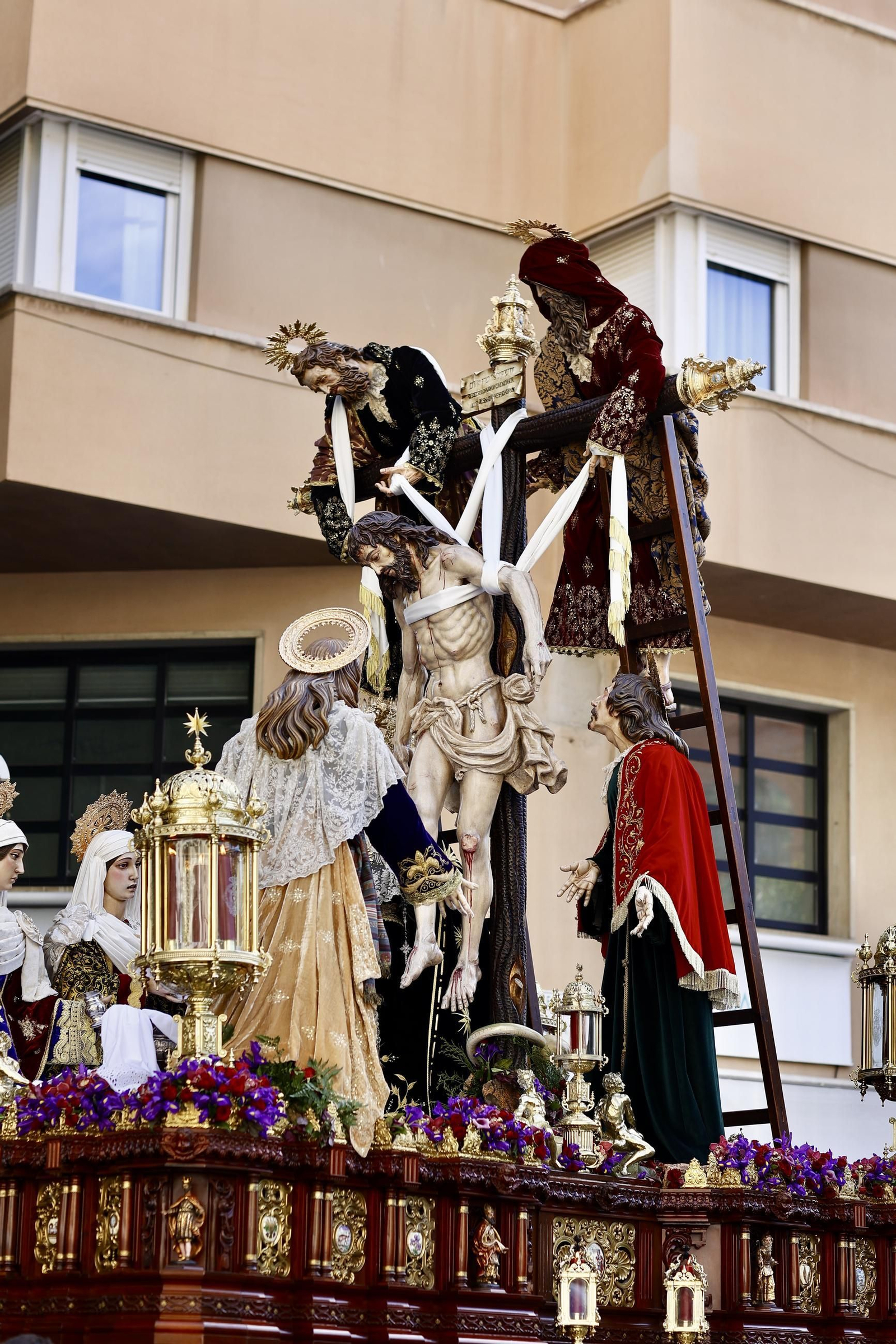 Descendimiento en el Viernes Santo de Málaga, en imágenes