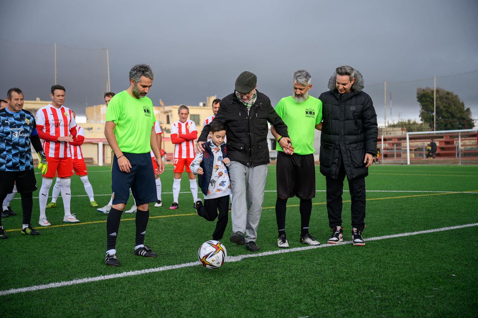 El fotógrafo almeriense realiza el saque de honor en el encuentro homenaje a su figura