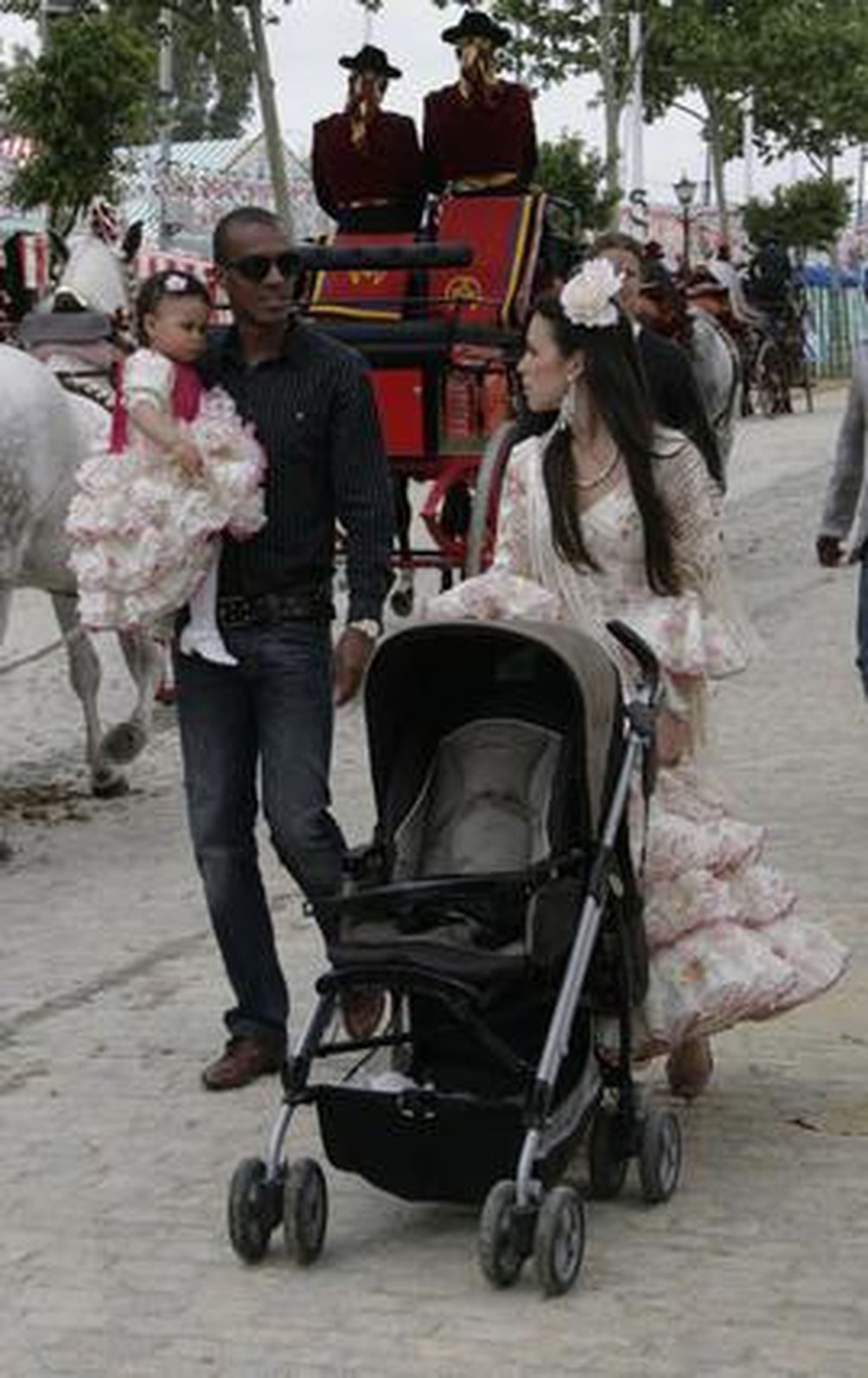 El sevillista Konko junto a su mujer y su hija vestidas de flamenca.

Foto: Victoria Hidalgo