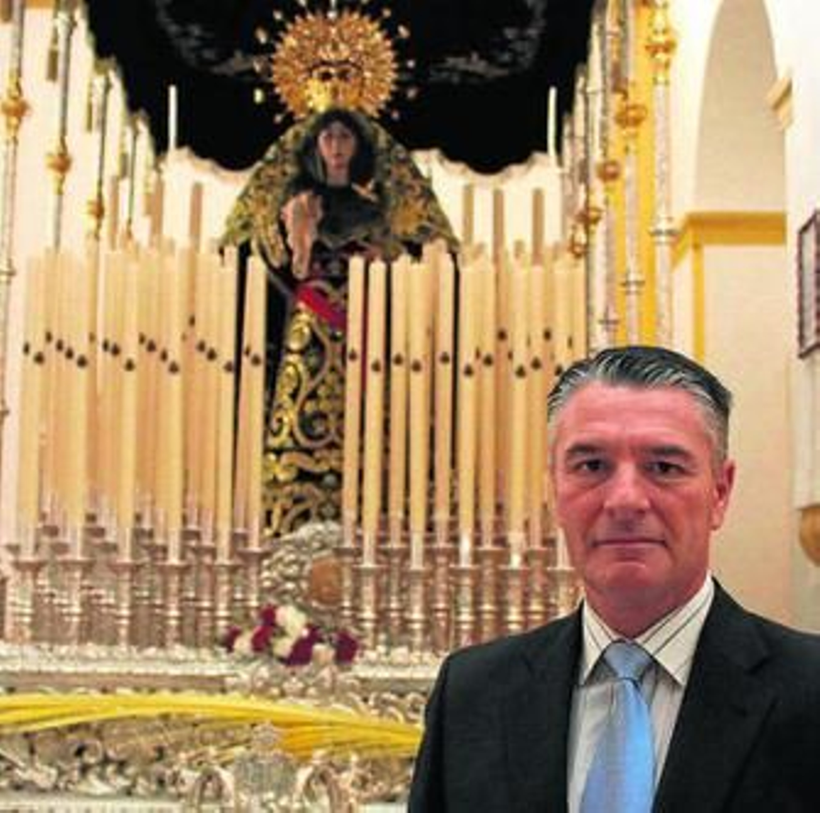 Luis Federico Pérez junto al paso del Santo Entierro.