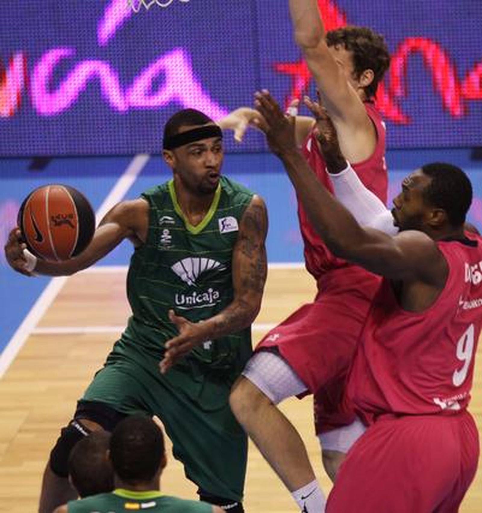 Unicaja vence al Caja Laboral en el Martín Carpena (79-66). / Migue Fernández