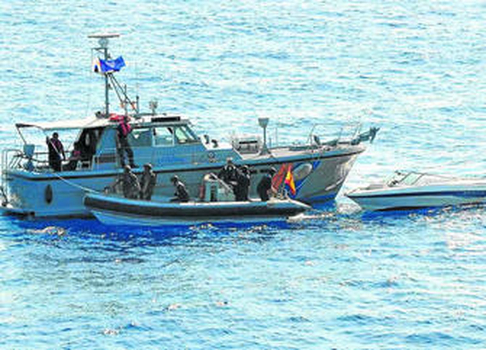 Miembros del equipo de rescate del petrolero español, llegando al 'Marqués'  con el náufrago.