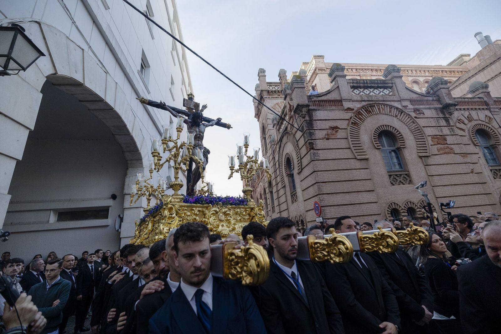 Las imágenes del vía crucis del Cristo de la Misericordia, de la hermandad de La Palma, a la Catedral