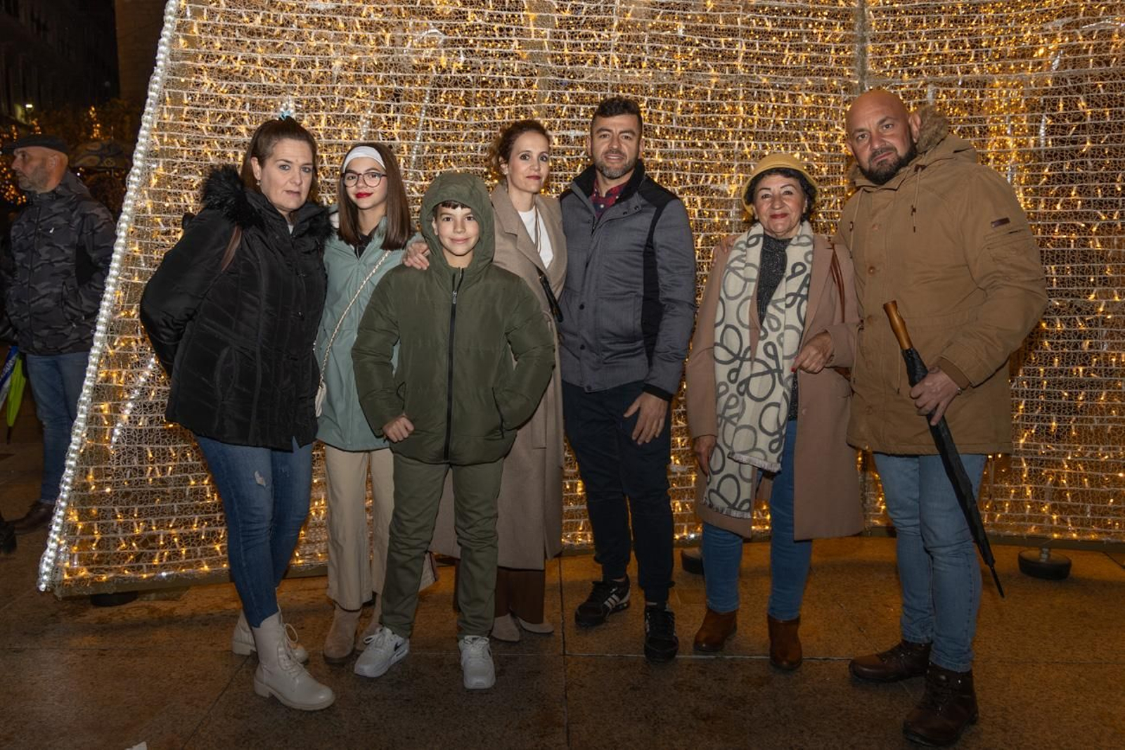 Los jiennenses disfrutan del centro de la ciudad, rodeados de un ambiente navideño