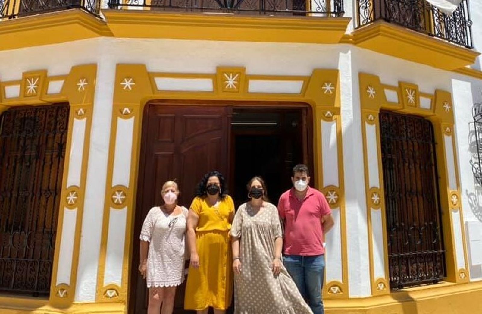Los cuatro concejales socialistas en la puerta del Ayuntamiento, hoy.