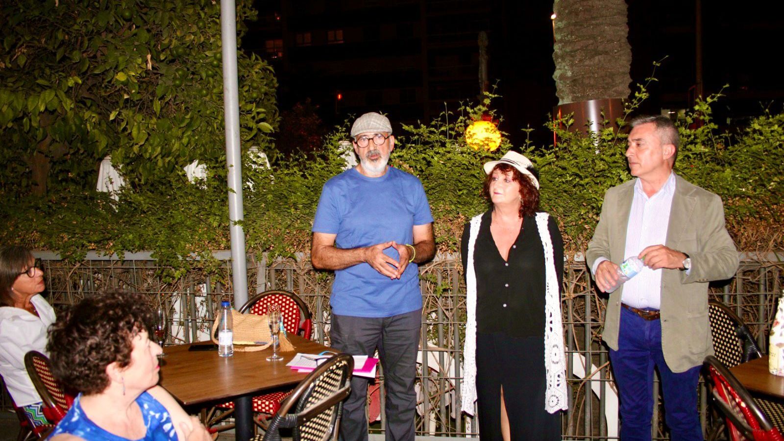 El propio artista fue el encargado de inaugurar la muestra y brindar con cava de las Bodegas