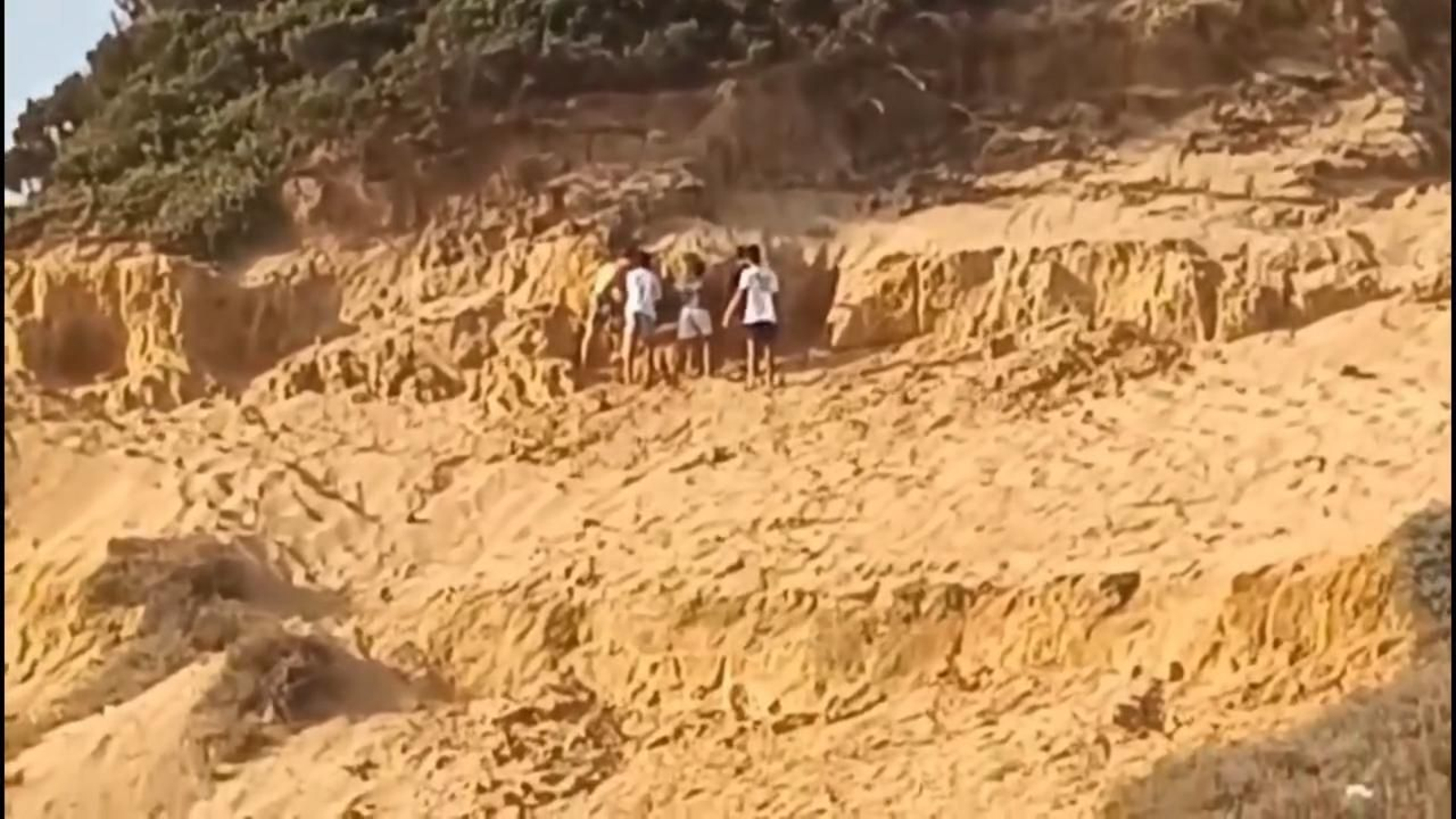 Un grupo de jóvenes excavan el acantilado del Asperillo y la Policía advierte del peligro mortal de derrumbe
