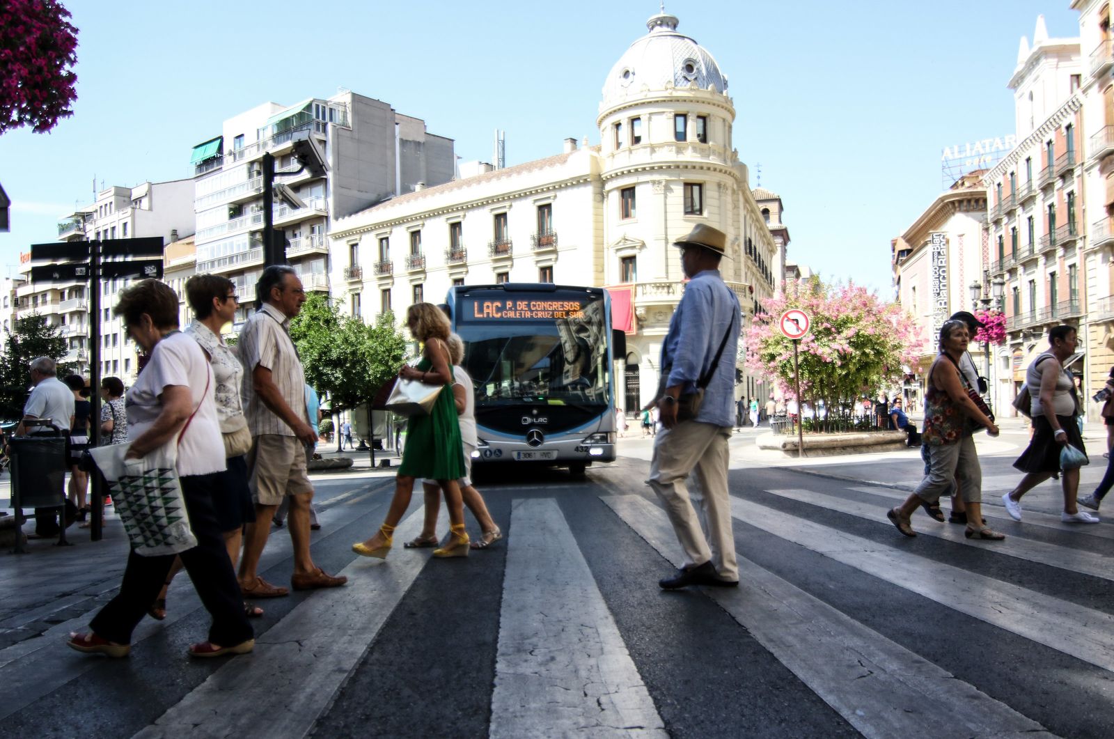 La Línea de Alta Capacidad a su paso por Reyes Católicos.
