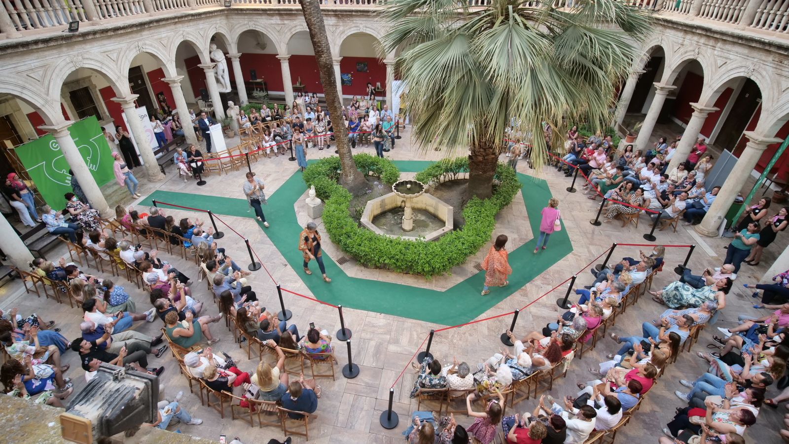 La AECC visualiza a mujeres operadas de cáncer de mama en un desfile con el mensaje 'Mucho por vivir'