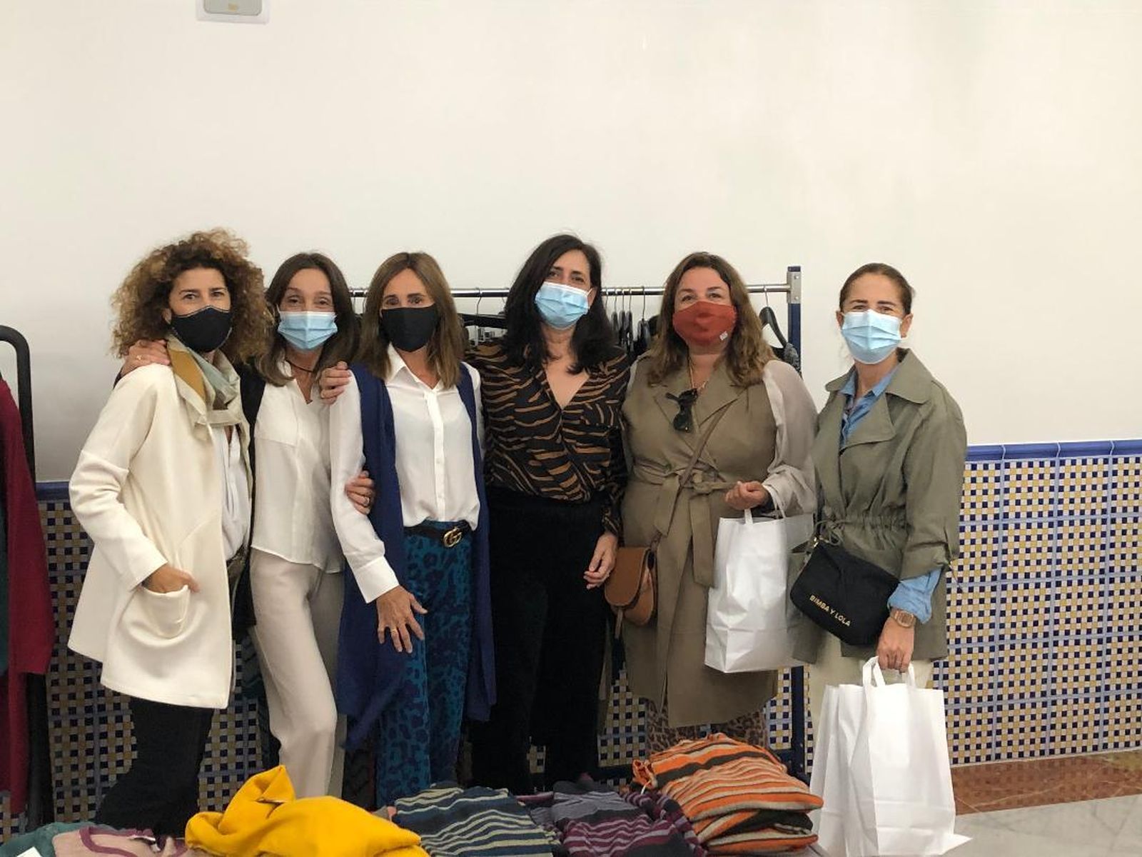 Amalia González-Santiago, María Jesús Joly, Pitu González-Santiago, Rosario Joly,  Beatriz Suanzes y Sandra Samalea, durante el showroom de la firma Femme en el Hotel Senator.