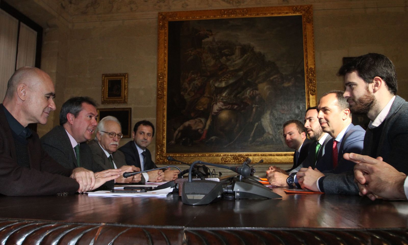 Mesa de negociación del acuerdo, con la presencia de representantes del PSOE y Ciudadanos.