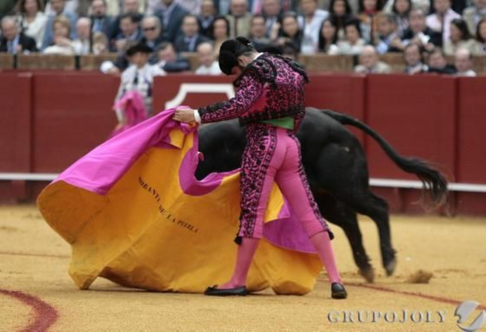 El torero Morante de la Puebla lidia el primer toro de la tarde.

Foto: Juan Carlos Muñoz