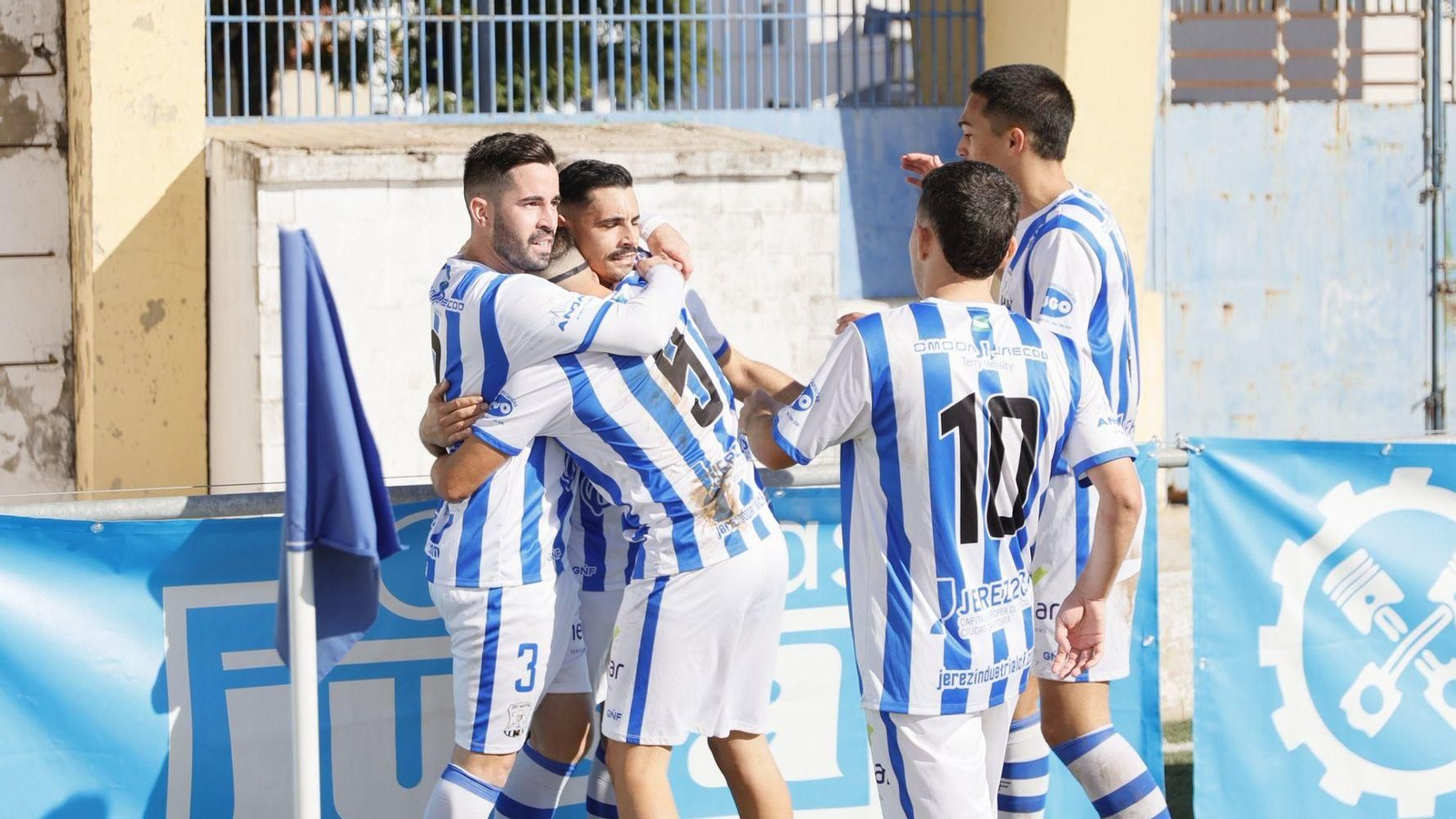 Los jugadoratees del Jerez Industrial esperan lograr el primer triunfo del curso como local en el derbi ante el Guadalcacín.