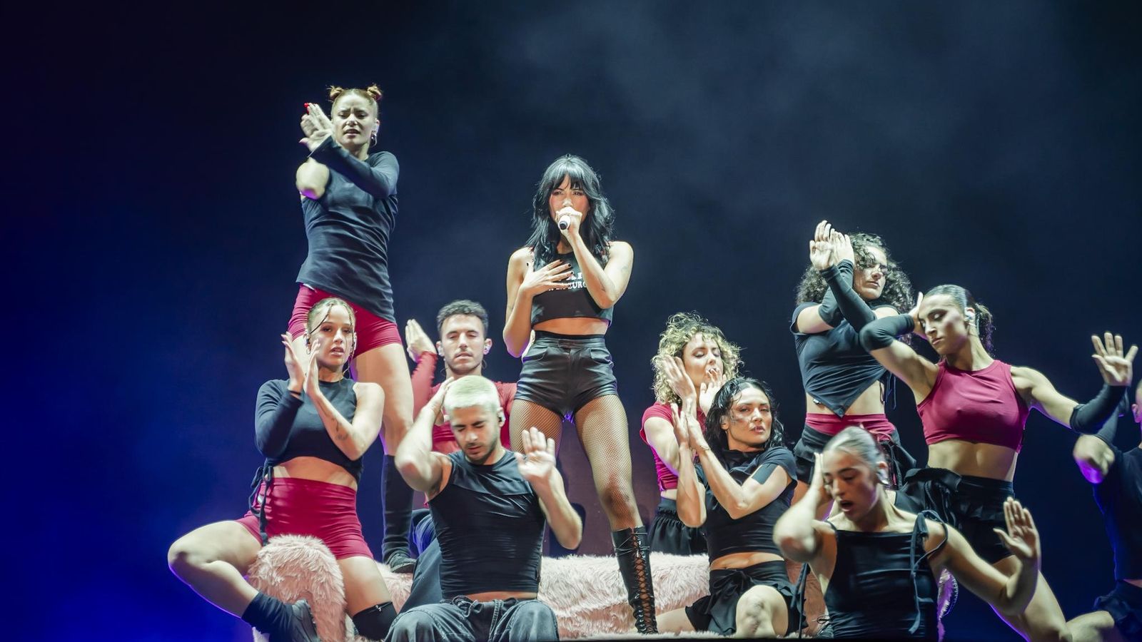 Aitana con sus bailarines durante su concierto.
