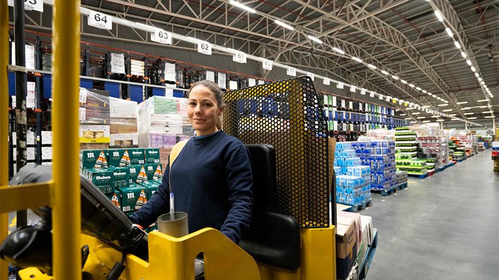 Trabajadora en uno de los bloques logísticos de Mercadona