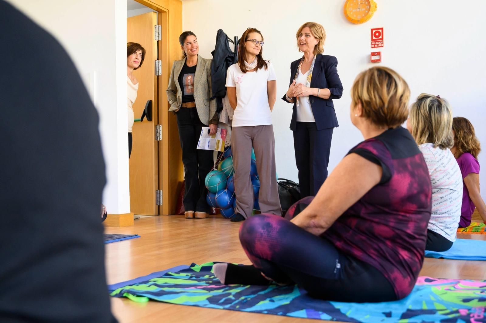 Visita de Paola Laynez a una clase de yoga.