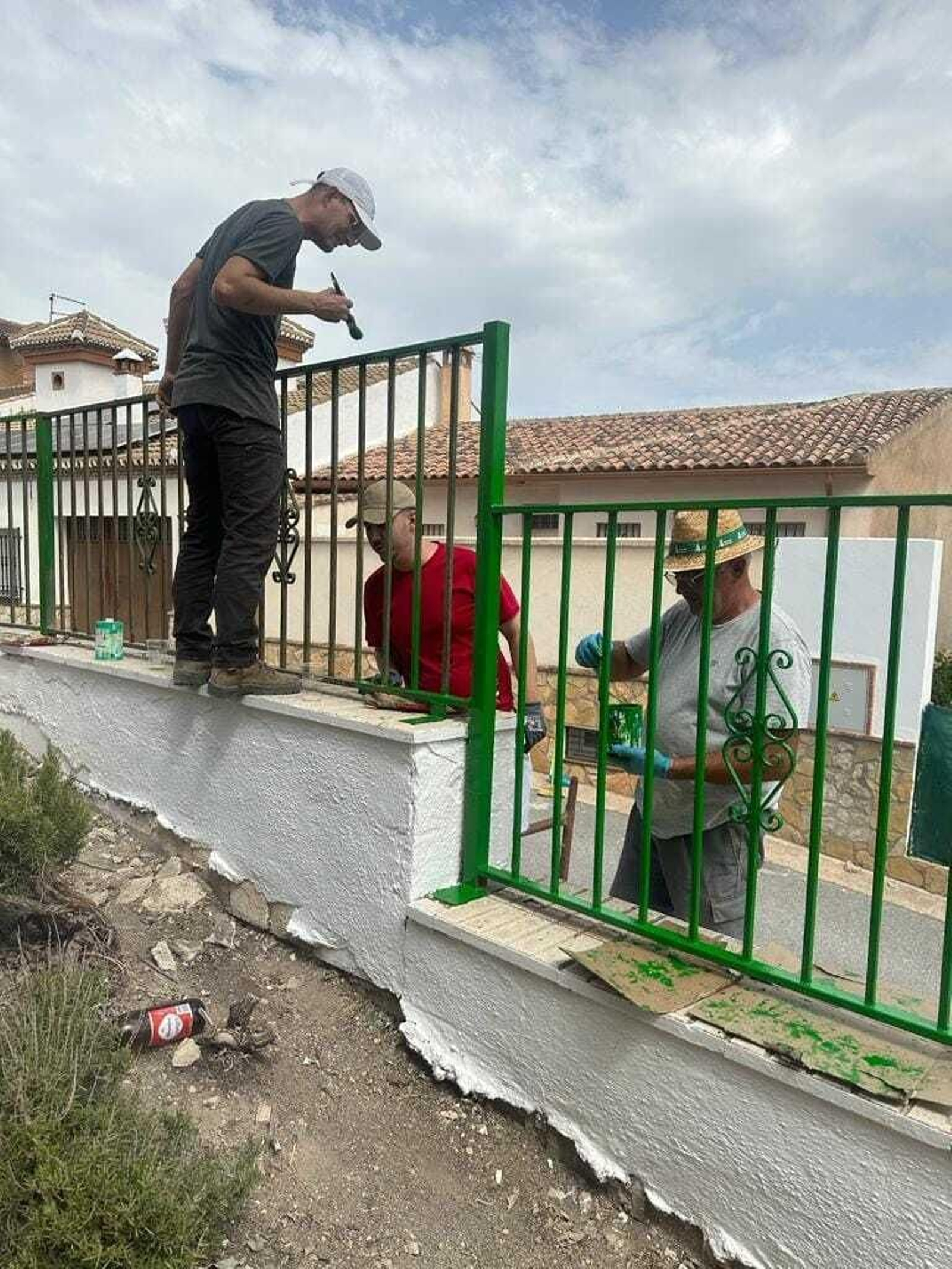 Vecinos pitan una valla, en una de las imágenes colgadas en redes sociales por el Ayuntamiento de Guadahortuna.