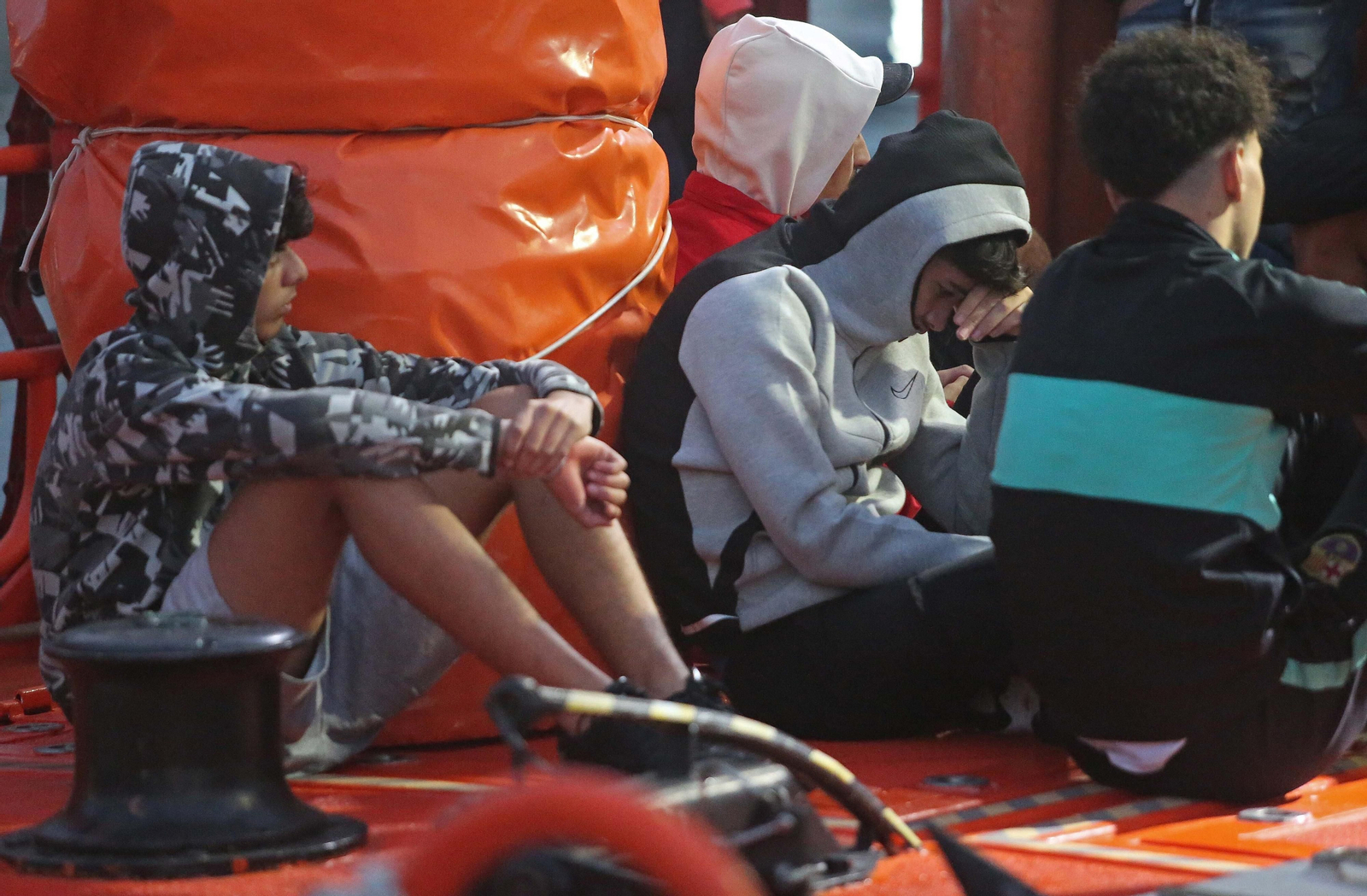 Imágenes de los 10 migrantes rescatados por Salvamento Marítimo en Algeciras