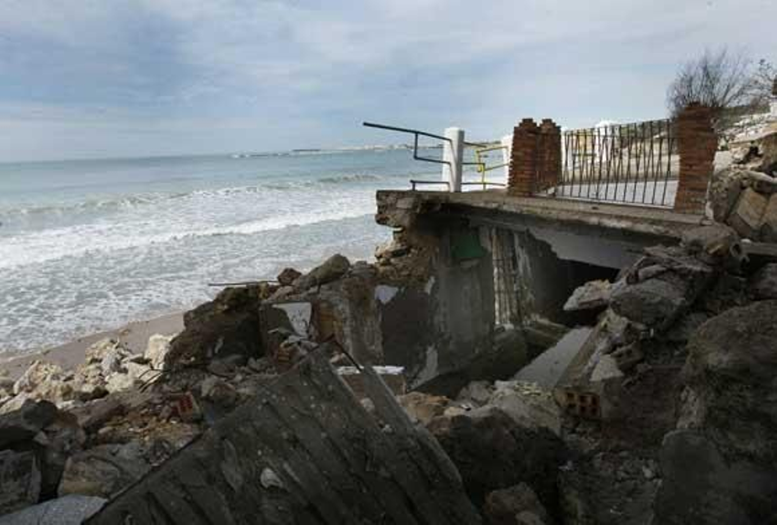 Los embates del mar han derribado una estructura de hormigón de un chalé en la playa portuense de Fuentebravía, que está a punto de desaparecer.

Foto: Fito Carreto-Paco Periñán-Elias Pimentel