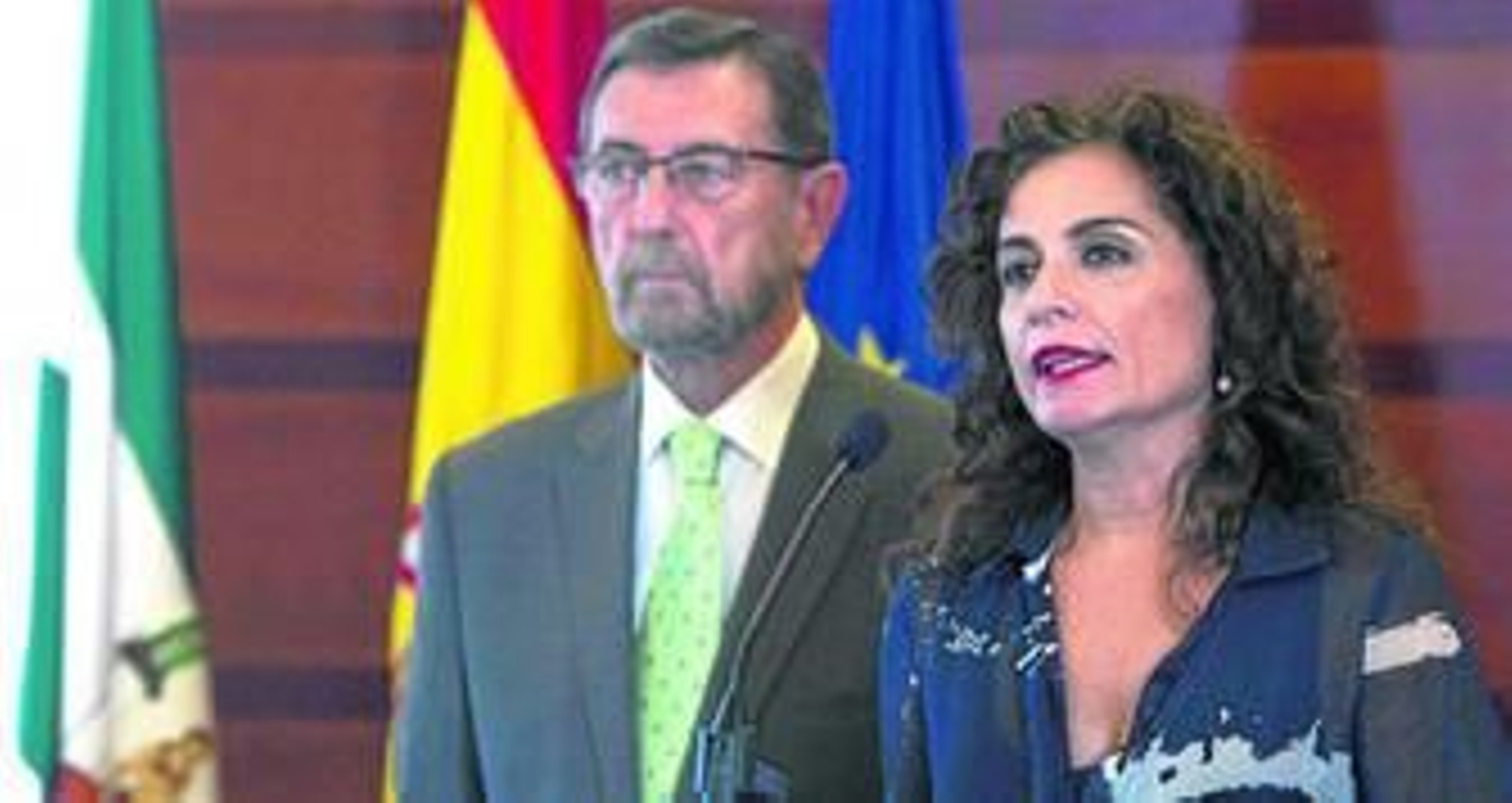 La consejera de Hacienda, María Jesús Montero, ayer con el presidente del Parlamento, Manuel Gracia.