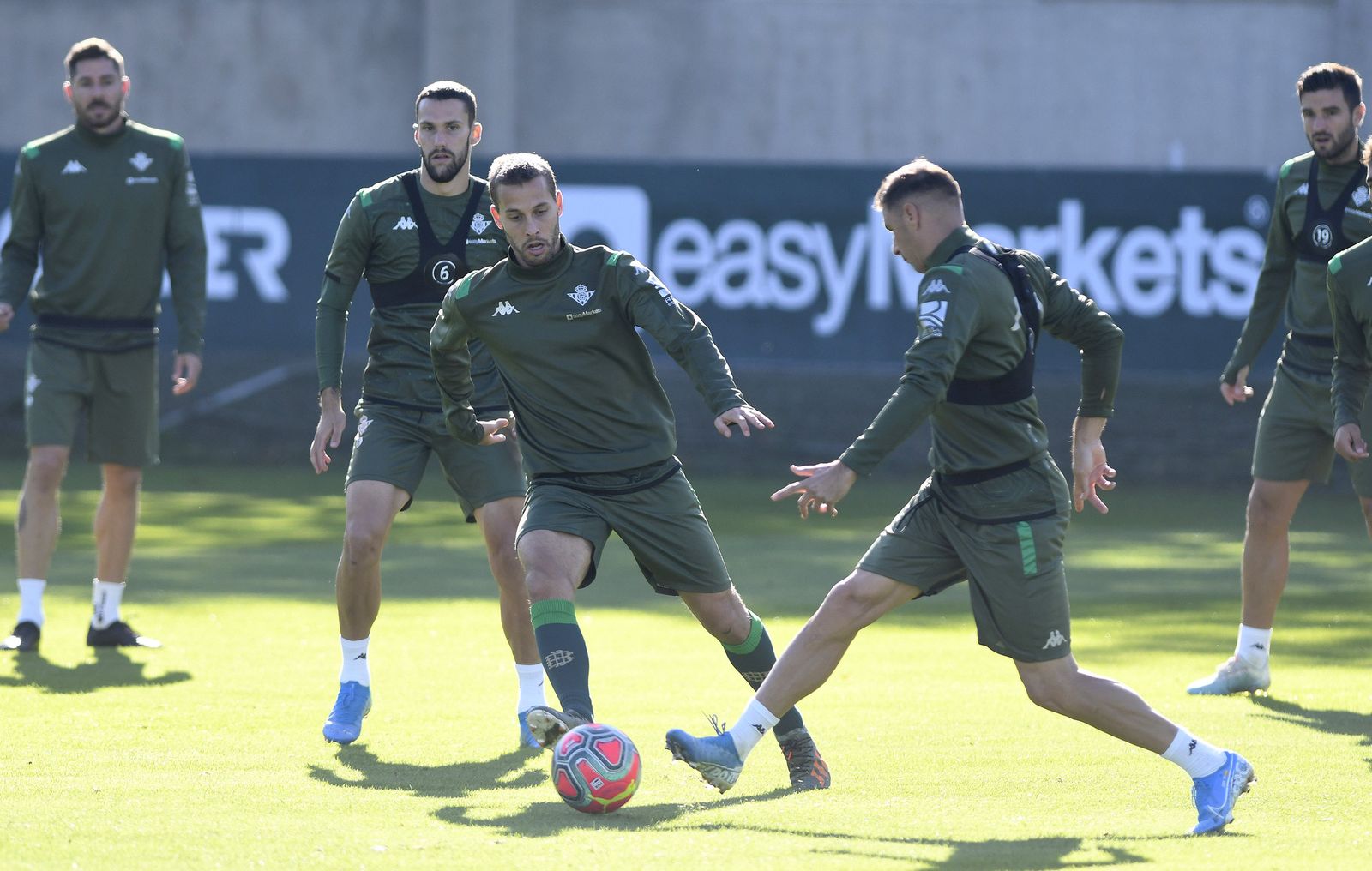 Un momento del entrenamiento del Betis de este viernes.